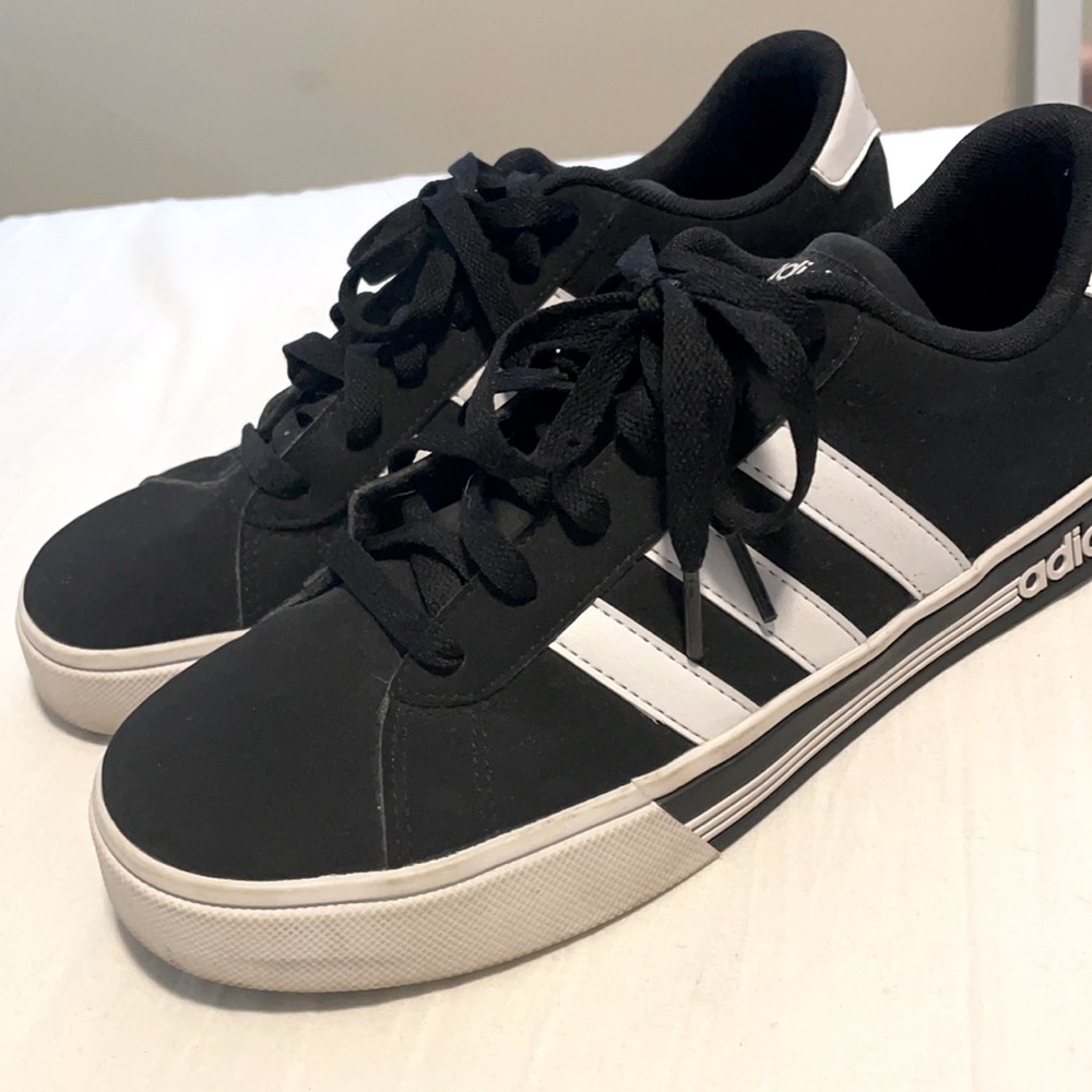 BLACK AND WHITE ADIDAS SHOES SIZE 7 1/2